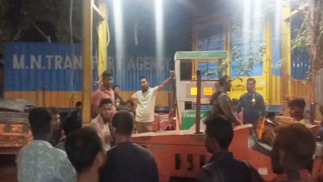 কাউনিয়ায় তেলের লাইনে হাহাকার! খালি হাতে ফিরছে শত শত মানুষ