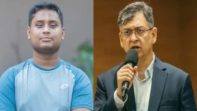 সংসদে যা বললেন হাসনাত, স্বরাষ্ট্রমন্ত্রীর উত্তর সবার জানা News Content: জাতীয় সংসদে বিরোধী দলীয় সংসদ সদস্য হাসনাত আবদুল্লাহ এক বিশেষ মন্তব্যে বলেন, স্বরাষ্ট্রমন্ত্রী সালাহউদ্দিন আহমদকে প্রশ্ন করতে গেলে তিনি কখন নোটিশ দেওয়ার কথা বলে ফেলেন, এ নিয়ে তিনি দ্বিধায় থাকেন। সোমবার (৩০ মার্চ) জাতীয় সংসদের প্রথম অধিবেশনের চতুর্থ বৈঠকে এই ঘটনা ঘটে। তিনি আরও বলেন, তার বয়স মাত্র সাড়ে সাতাশ বছর, যেখানে স্বরাষ্ট্রমন্ত্রী ১৯৯১ সাল থেকে সংসদে আছেন। সেই তুলনায় তিনি কিছু ভুল করলেও তা সংশোধনে প্রস্তুত। তবে, হাসনাত আবদুল্লাহর বক্তব্য শেষে স্বরাষ্ট্রমন্ত্রী সালাহউদ্দিন আহমদ তার উজ্জ্বল ভবিষ্যৎ কামনা করেন।