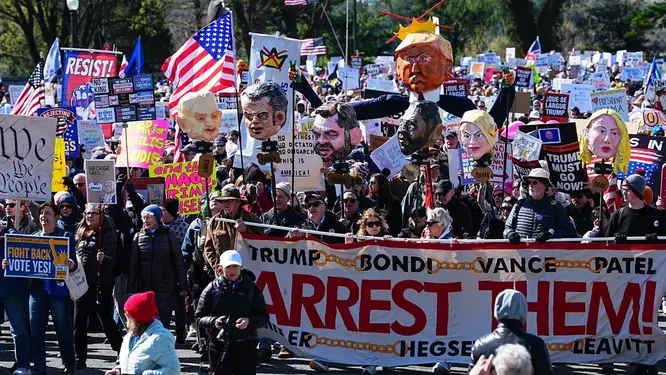 যুক্তরাষ্ট্র কাঁপিয়ে বিশ্বজুড়ে ট্রাম্পবিরোধী গণজাগরণ! যা ঘটল রাতে...