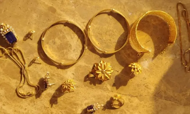 চুরির ২৫ লাখ টাকার স্বর্ণ নিয়ে উধাও গৃহকর্মী, অবশেষে যা ঘটল!