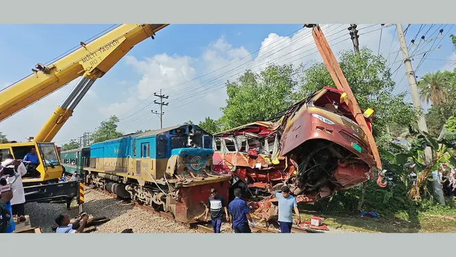 কুমিল্লায় মর্মান্তিক ট্রেন-বাস সংঘর্ষ: চাঞ্চল্যকর তদন্তে ৬ ভয়াবহ কারণ ফাঁস!