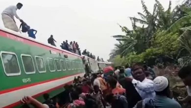 নীলসাগর লাইনচ্যুত: ১২ ঘণ্টা ভোগান্তির শঙ্কা, ৫ জেলার যাত্রীদের জন্য বিকল্প