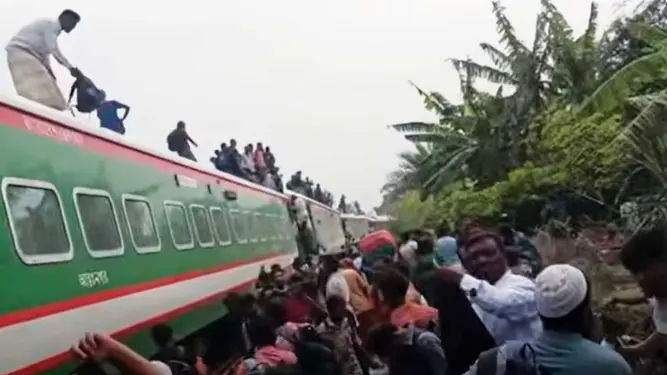 নীলসাগর লাইনচ্যুত: ১২ ঘণ্টা ভোগান্তির শঙ্কা, ৫ জেলার যাত্রীদের জন্য বিকল্প