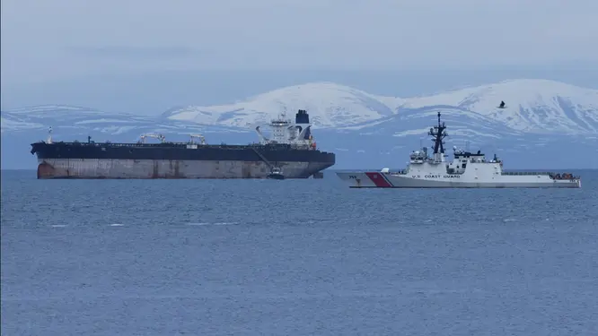 ওমান উপকূলে তেল ট্যাংকারে হামলা: ৪ আহত, বাড়ছে উত্তেজনা?