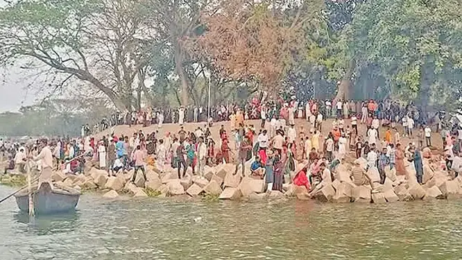 তিন নদীর মোহনায় যা ঘটল! পর্যটকদের উপচে পড়া ভিড়ে হতবাক সবাই