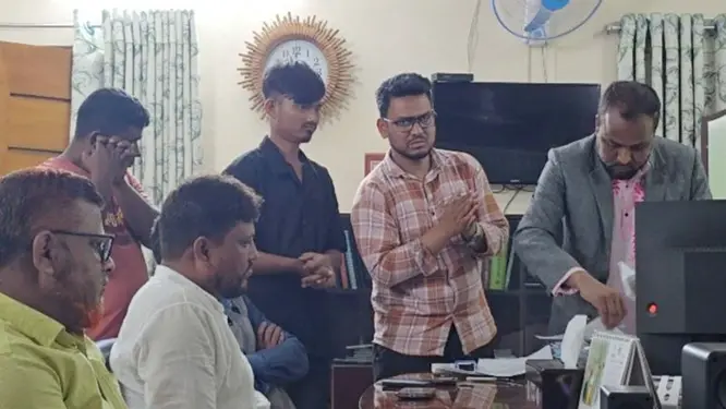 তেল লরিতে এই যুবকদের দেখে যা ঘটল, শুনলে চমকে যাবেন!