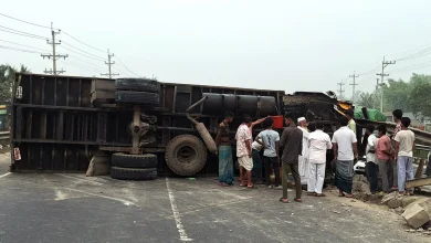 মহাসড়কে উল্টে কাভার্ডভ্যান, তেল কুড়িয়ে নিলেন স্থানীয়রা