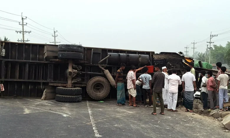 মহাসড়কে উল্টে কাভার্ডভ্যান, তেল কুড়িয়ে নিলেন স্থানীয়রা