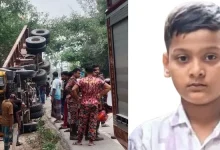 স্কুলে যাওয়ার পথে লরি উল্টে যা ঘটল... এলাকার মানুষের মন কাঁদিয়ে দিল
