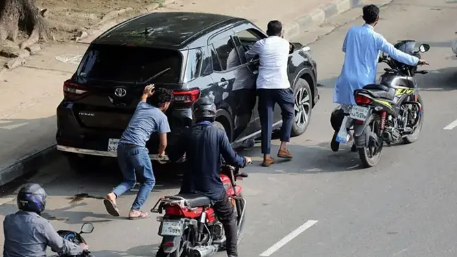 মাঝরাতে হঠাৎ বন্ধ সব পাম্প! তেলের মজুত শেষ? জানলে চমকে যাবেন