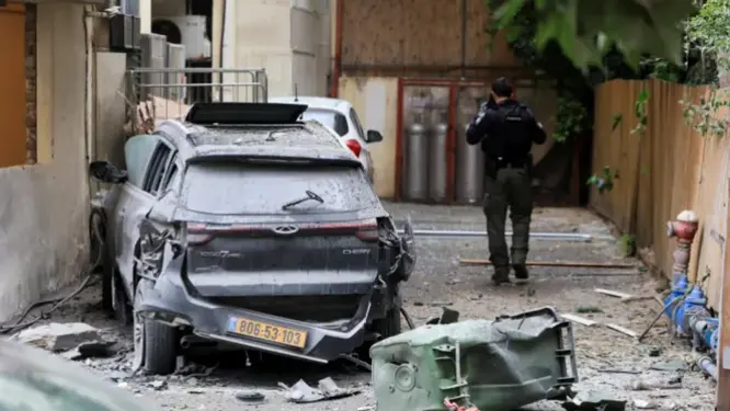 মধ্যপ্রাচ্যে যুদ্ধের মধ্যেই ইসরায়েলে তৃতীয় হামলা! যৌথভাবে কে দিল হুতিদের সঙ্গ?