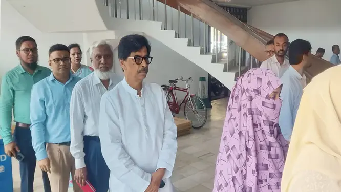 আইন মেনে লিফটে চড়লেন মন্ত্রী, অবাক সচিবালয়ের সকলে!