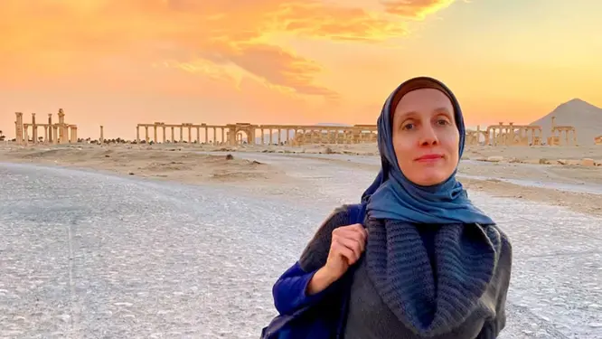 ইরাকে যা ঘটল! মার্কিন সাংবাদিককে নিয়ে চাঞ্চল্যকর তথ্য News Content: ইরাকের রাজধানী বাগদাদে এক মার্কিন নারী সাংবাদিকের অপহরণের ঘটনায় উত্তেজনা ছড়িয়েছে। রবিবার (২৬ মে) এই ঘটনা ঘটে বলে জানা গেছে। মার্কিন পররাষ্ট্র দপ্তর জানিয়েছে, তারা সাংবাদিককে যত দ্রুত সম্ভব মুক্ত করার জন্য কাজ করছে। সন্দেহভাজন ইরান-সমর্থিত একটি ইরাকি সশস্ত্র গোষ্ঠী এই অপহরণের সঙ্গে জড়িত বলে ধারণা করা হচ্ছে। সংবাদমাধ্যম আল-মনিটর, ফরেন পলিসি, পলিটিকো এবং বিবিসির ফ্রিল্যান্স কন্ট্রিবিউটর শেলি কিটলসনকে অপহরণ করা হয়েছে বলে জানা গেছে। তিনি মধ্যপ্রাচ্য থেকে বিভিন্ন প্রতিবেদন তৈরি করতেন। মার্কিন সহকারী পররাষ্ট্রমন্ত্রী ডিলান জনসন এক্সে লিখেছেন, ইরান-সমর্থিত মিলিশিয়া গোষ্ঠী কাতাইব হিজবুল্লাহর সঙ্গে সম্পর্কযুক্ত এক ব্যক্তিকে ইরাকি কর্তৃপক্ষ আটক করেছে, যিনি এই অপহরণের সঙ্গে জড়িত বলে ধারণা করা হচ্ছে। ইরাকের স্বরাষ্ট্র মন্ত্রণালয় জানিয়েছে, নিরাপত্তা বাহিনী সন্দেহভাজনদের একজনকে গ্রেপ্তার এবং অপহরণে ব্যবহৃত একটি গাড়ি জব্দ করতে সক্ষম হয়েছে। তবে, অপরাধী বা ভুক্তভোগীর পরিচয় এখনো প্রকাশ করা হয়নি। সাংবাদিক কিটলসন দীর্ঘদিন ধরে সিরিয়া ও ইরাক থেকে প্রতিবেদন তৈরি করে আসছেন। Category: আন্তর্জাতিক