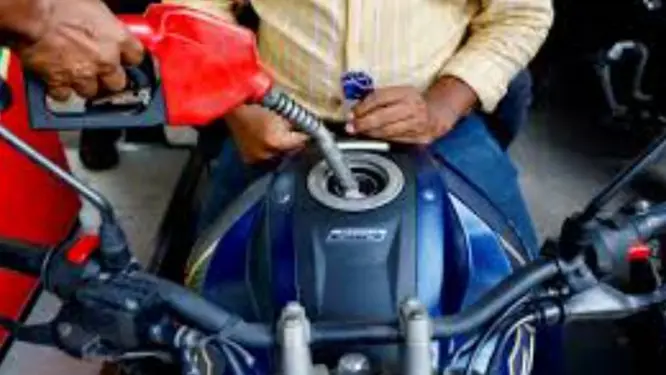 পেট্রোল শেষ? এই সহজ উপায়ে গাড়ি চালালে বাঁচবে পকেট!