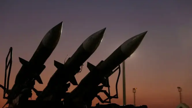 ইরানের ১০ মিসাইল হামলায় ইজরাইলে তোলপাড়! যা ঘটল রাতে