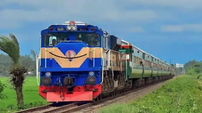 চলন্ত ট্রেনের ছাদ থেকে ফেলে দেওয়া হলো দুই কিশোরকে! যা ঘটল রাতে…