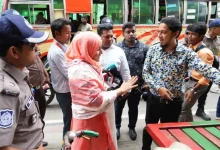 রাজপথে বুলডোজার! লক্ষাধিক টাকা জরিমানা, ৫১ জনের জেল News Content: রাজধানী ঢাকায় বিশেষ উচ্ছেদ অভিযান চালিয়েছে ঢাকা মহানগর পুলিশের (ডিএমপি) ট্রাফিক বিভাগ। অভিযানে দুই লক্ষ ৬১ হাজার টাকা জরিমানা ও ৫১ জনকে বিভিন্ন মেয়াদে কারাদণ্ড দেওয়া হয়েছে। বৃহস্পতিবার (২ এপ্রিল) দিনভর এই অভিযান পরিচালিত হয়। ফুটপাত ও সড়কের অবৈধ দখল উচ্ছেদের পাশাপাশি আইন অমান্যকারীদের বিরুদ্ধে কঠোর ব্যবস্থা নেওয়া হয়।