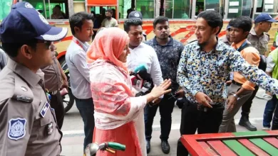 রাজপথে বুলডোজার! লক্ষাধিক টাকা জরিমানা, ৫১ জনের জেল News Content: রাজধানী ঢাকায় বিশেষ উচ্ছেদ অভিযান চালিয়েছে ঢাকা মহানগর পুলিশের (ডিএমপি) ট্রাফিক বিভাগ। অভিযানে দুই লক্ষ ৬১ হাজার টাকা জরিমানা ও ৫১ জনকে বিভিন্ন মেয়াদে কারাদণ্ড দেওয়া হয়েছে। বৃহস্পতিবার (২ এপ্রিল) দিনভর এই অভিযান পরিচালিত হয়। ফুটপাত ও সড়কের অবৈধ দখল উচ্ছেদের পাশাপাশি আইন অমান্যকারীদের বিরুদ্ধে কঠোর ব্যবস্থা নেওয়া হয়।