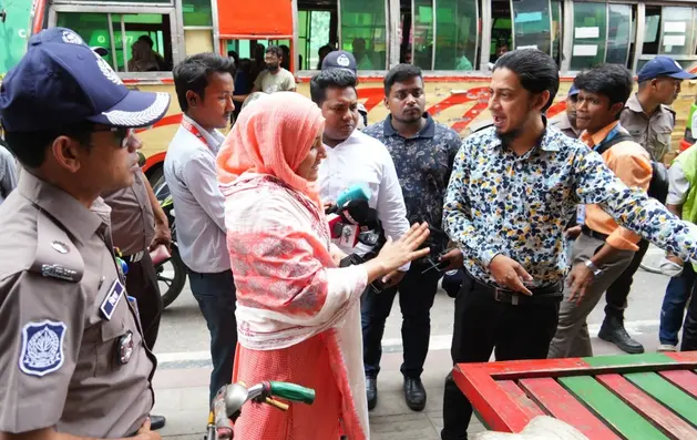 রাজপথে বুলডোজার! লক্ষাধিক টাকা জরিমানা, ৫১ জনের জেল News Content: রাজধানী ঢাকায় বিশেষ উচ্ছেদ অভিযান চালিয়েছে ঢাকা মহানগর পুলিশের (ডিএমপি) ট্রাফিক বিভাগ। অভিযানে দুই লক্ষ ৬১ হাজার টাকা জরিমানা ও ৫১ জনকে বিভিন্ন মেয়াদে কারাদণ্ড দেওয়া হয়েছে। বৃহস্পতিবার (২ এপ্রিল) দিনভর এই অভিযান পরিচালিত হয়। ফুটপাত ও সড়কের অবৈধ দখল উচ্ছেদের পাশাপাশি আইন অমান্যকারীদের বিরুদ্ধে কঠোর ব্যবস্থা নেওয়া হয়।