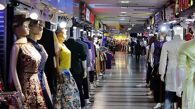 **হঠাৎ এই সিদ্ধান্ত! রাত ৮টার পর বন্ধ সব দোকান-শপিং মল, দেশজুড়ে চাঞ্চল্য**