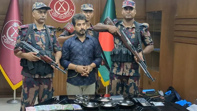 চোরাকারবারির গোপন ছক ফাঁস! ৬ কোটি টাকার ডায়মন্ড ও বিদেশি মুদ্রা সহ ভারতীয় নাগরিক আটক