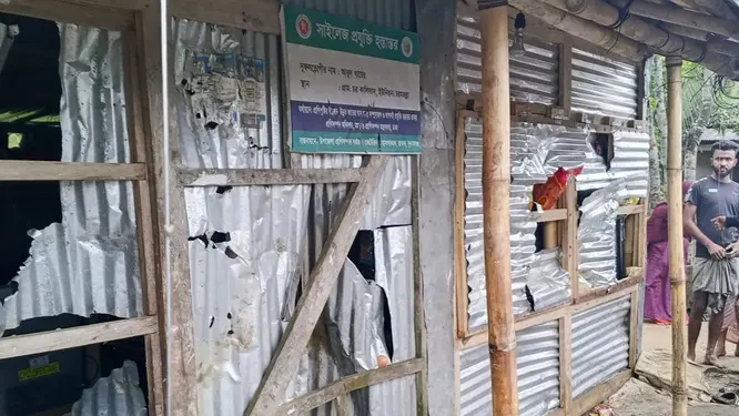 ফেসবুক পোস্ট ঘিরে সংঘর্ষে রণক্ষেত্র! আহত ১৭, ভাঙচুর দোকানপাট।