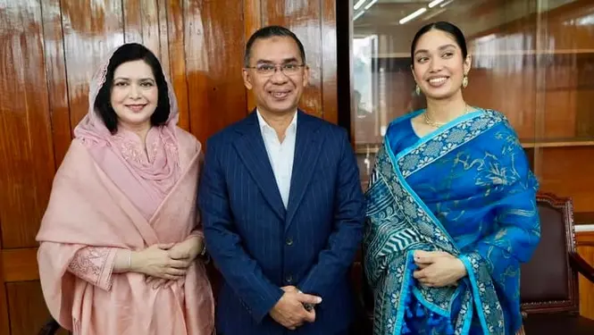 প্রধানমন্ত্রীর হঠাৎ সিনেমা হলে যাওয়া, সাথে কে কে ছিলেন?