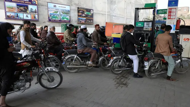 ইরান যুদ্ধের দাম! পাকিস্তানে জ্বালানির দাম এক লাফে আকাশছোঁয়া, যা ঘটল রাতে!