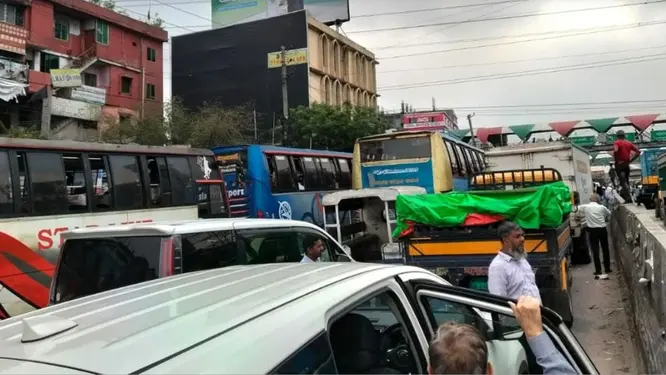 মহাসড়কে ১০ কিমি যানজট, চরম ভোগান্তিতে যাত্রীরা! যা ঘটল রাতে...