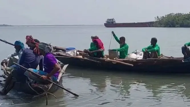 বনদস্যু আতঙ্ক! ১৪ দিনের জন্য জীবনের ঝুঁকি নিয়ে সুন্দরবনে মধু আহরণ শুরু
