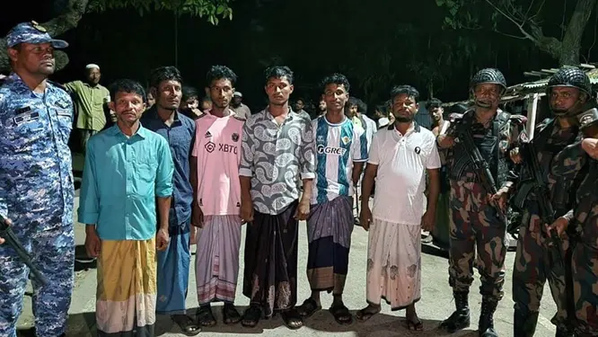 মৃত্যুর মুখ থেকে ফিরলেন ১৪ জেলে! আরাকান আর্মির হাতে বন্দী থাকার পর যা ঘটল…