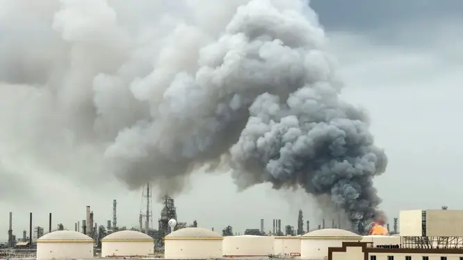 হঠাৎ ক্ষেপণাস্ত্র হামলায় আরব আমিরাতে বিশাল গ্যাসক্ষেত্রে আগুন, ব্যাপক ক্ষয়ক্ষতি!