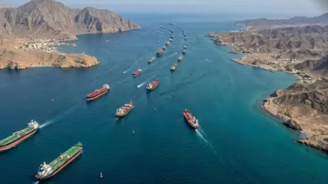 হরমুজ প্রণালিতে প্রবেশে বিশেষ নির্দেশ! কোন দেশের জাহাজকে ছাড় দিচ্ছে ইরান?