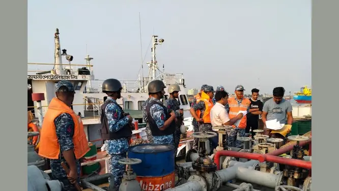 কর্ণফুলী নদীতে ভাসমান ট্যাঙ্কার থেকে বিপুল পরিমাণ ডিজেল উদ্ধার, তোলপাড়!