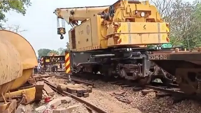 ১৮ ঘণ্টা পর স্বাভাবিক ট্রেন যোগাযোগ: যা ঘটল সিলেট পথে!