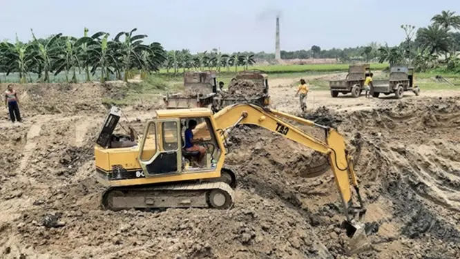 ফসলি জমির মাটি লুটের মহোৎসব: বিকাশে যাচ্ছে টাকা, রাতের আঁধারে চলছে পাহাড় কাটা!